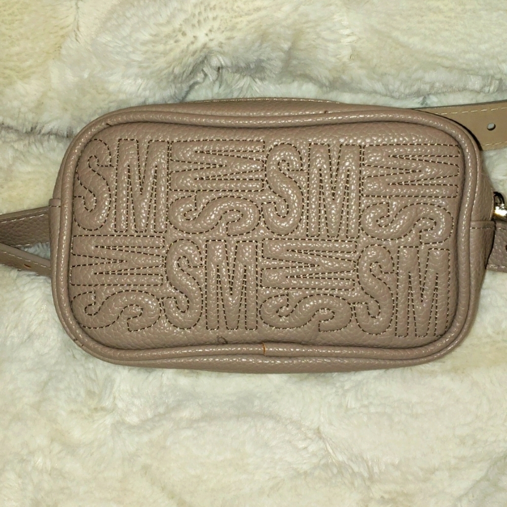 Steve Madden Fanny Pack in Taupe, adjustable strap / belt